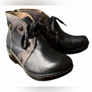 L’ARTISTE black & chocolate, brown embellished “COOKIE” ankle booties